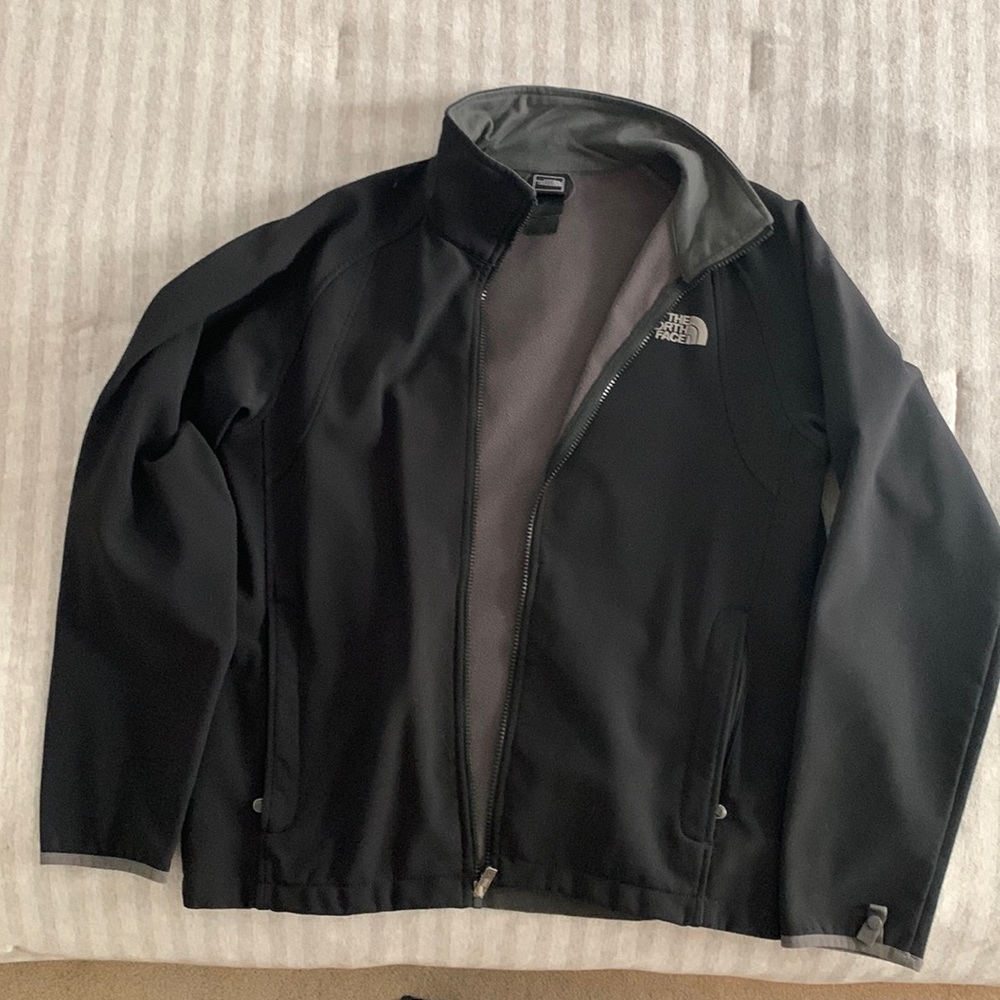 Men’s North Face jacket black with grey trim.